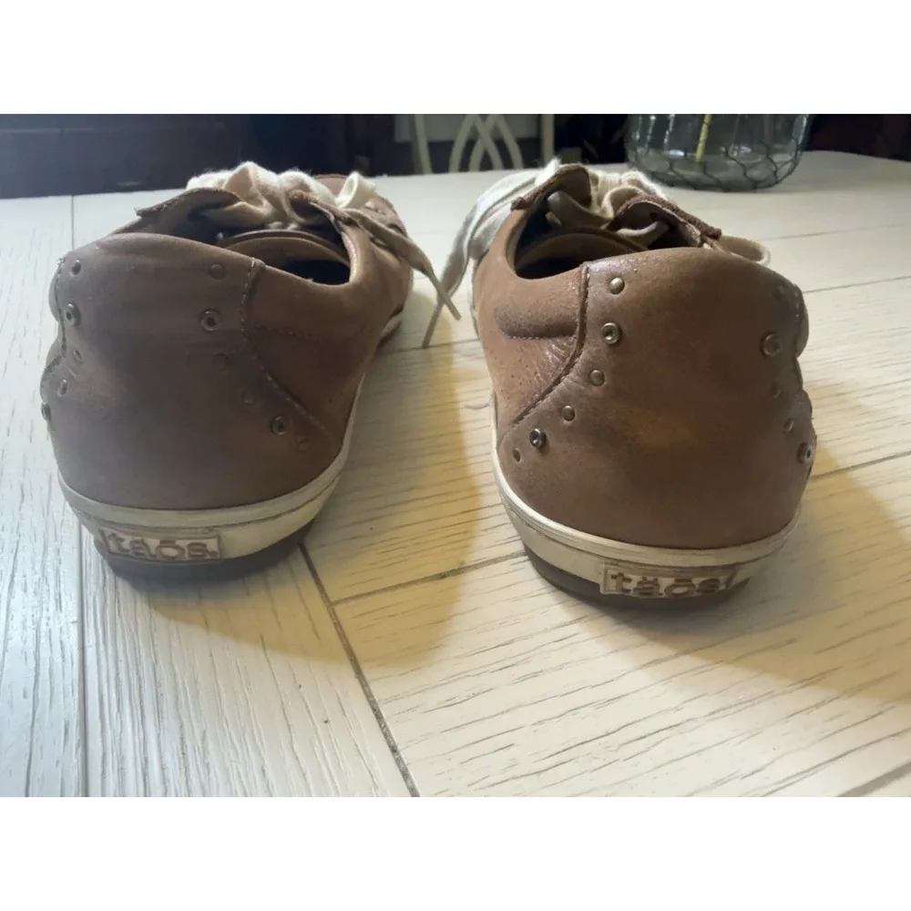 Taos Women's Freedom Leather Studded Sneaker Perforated BROWN Lace Up SIZE 8